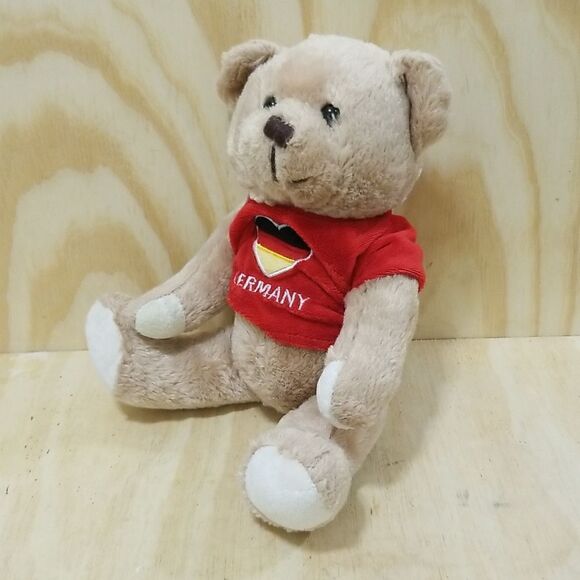 Teddy Bear in Oracle red T Shirt representing "Germany " - Picture 3 of 7